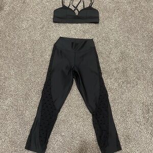 EUC🖤ALO YOGA🖤CELESTE BRA & CAPRI LEGGINGS